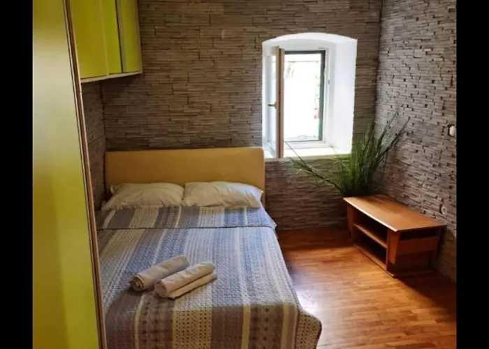 Apartmán Stone Garden Escape With Jacuzzi Split