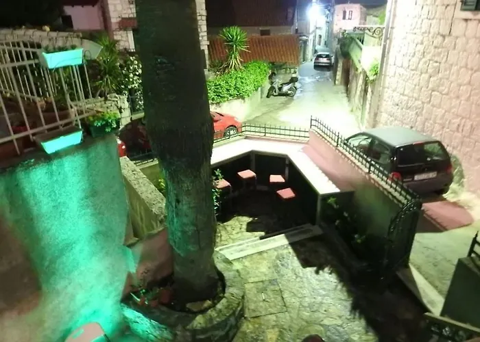 Stone Garden Escape With Jacuzzi Apartament Split